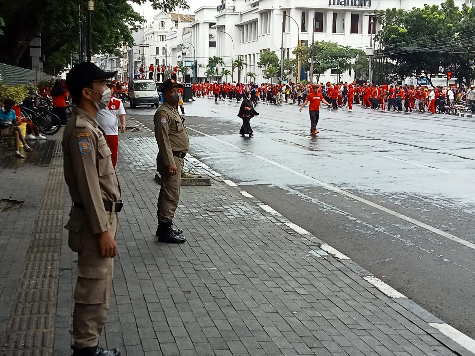 Car Free Day Dan World Walking Day 2022 di Seputaran Lapangan Merdeka, Satpol PP Kota Medan Melakukan Penataan Pedagang Kaki Lima ( PK5 )